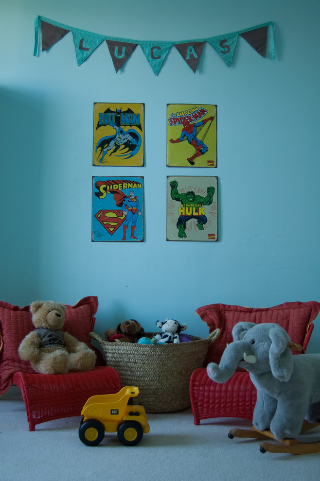 Immagine di una cameretta per bambini da 1 a 3 anni bohémian con pareti blu e moquette