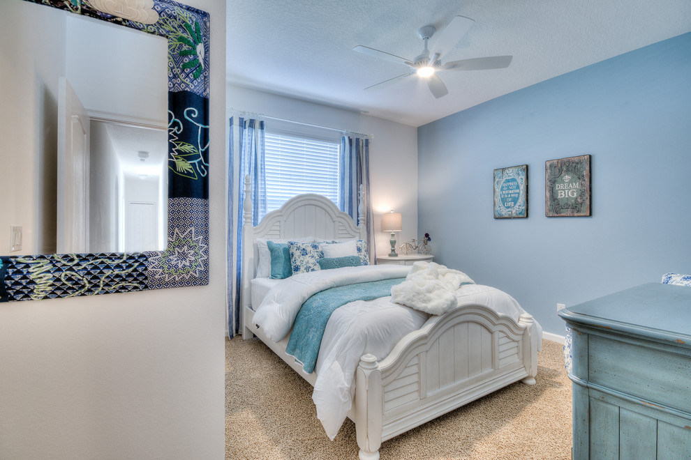 Exemple d'une chambre d'enfant chic de taille moyenne avec un mur bleu, moquette et un sol beige.