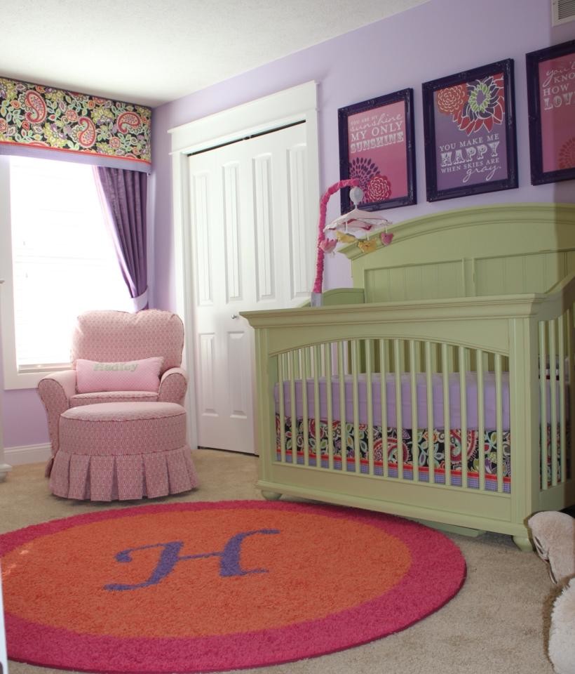 Esempio di una cameretta per bambini da 4 a 10 anni di medie dimensioni con pareti viola e moquette