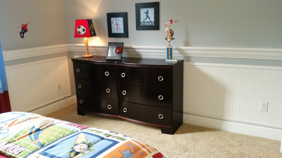 Idées déco pour une petite chambre d'enfant de 4 à 10 ans classique avec un mur gris, moquette et un sol beige.