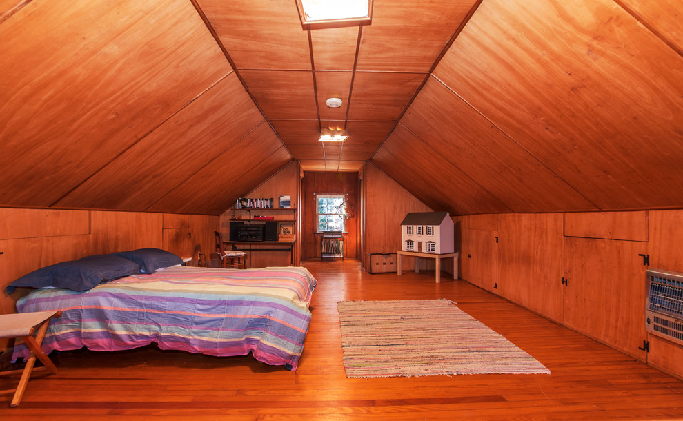 Inspiration för rustika könsneutrala barnrum kombinerat med sovrum, med mellanmörkt trägolv