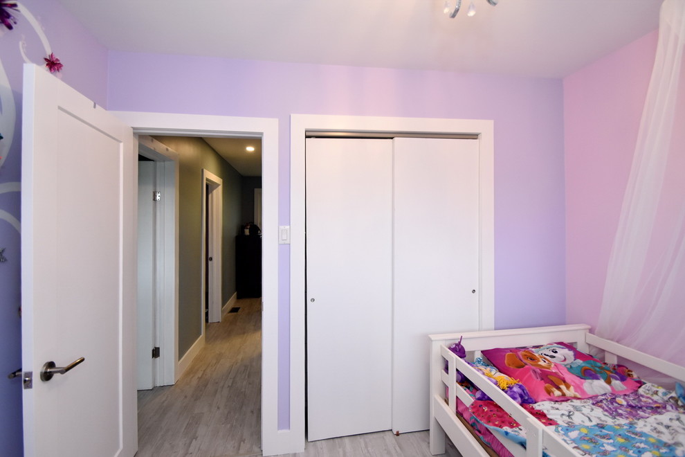 Esempio di una grande cameretta per bambini da 4 a 10 anni minimalista con pareti rosa, pavimento in vinile e pavimento grigio