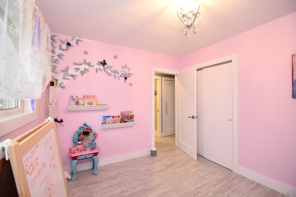 Свежая идея для дизайна: большая детская в стиле модернизм с спальным местом, розовыми стенами, полом из винила и серым полом для ребенка от 4 до 10 лет, девочки - отличное фото интерьера