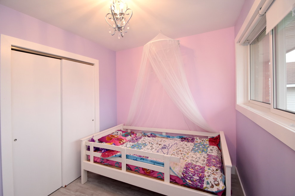 Идея дизайна: большая детская в стиле модернизм с спальным местом, розовыми стенами, полом из винила и серым полом для ребенка от 4 до 10 лет, девочки