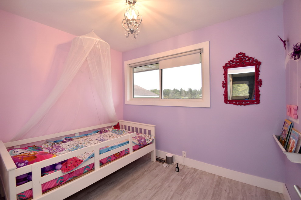 Großes Modernes Mädchenzimmer mit Schlafplatz, rosa Wandfarbe, Vinylboden und grauem Boden in Toronto