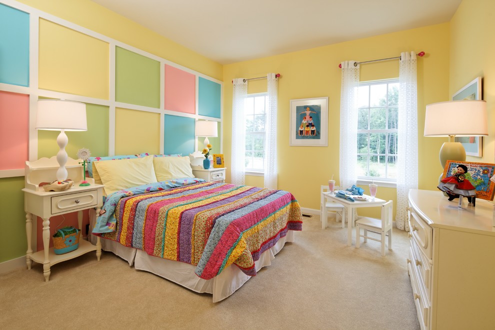 Стильный дизайн: большая детская в классическом стиле с спальным местом, желтыми стенами и ковровым покрытием для ребенка от 4 до 10 лет, девочки - последний тренд