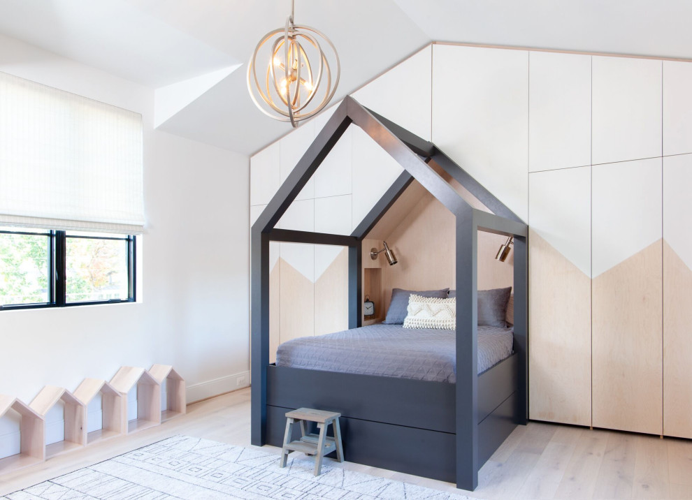 Diseño de dormitorio infantil nórdico grande con paredes blancas, suelo de madera clara, suelo blanco y casetón