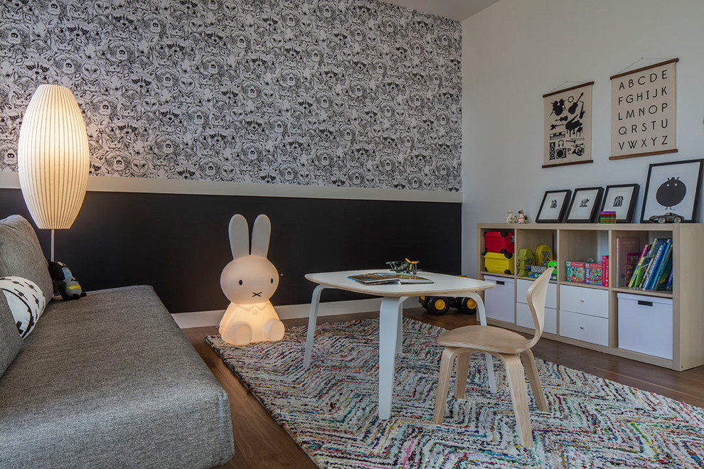 Cette image montre une grande chambre d'enfant de 4 à 10 ans design avec un sol en bois brun, un sol marron et un mur noir.