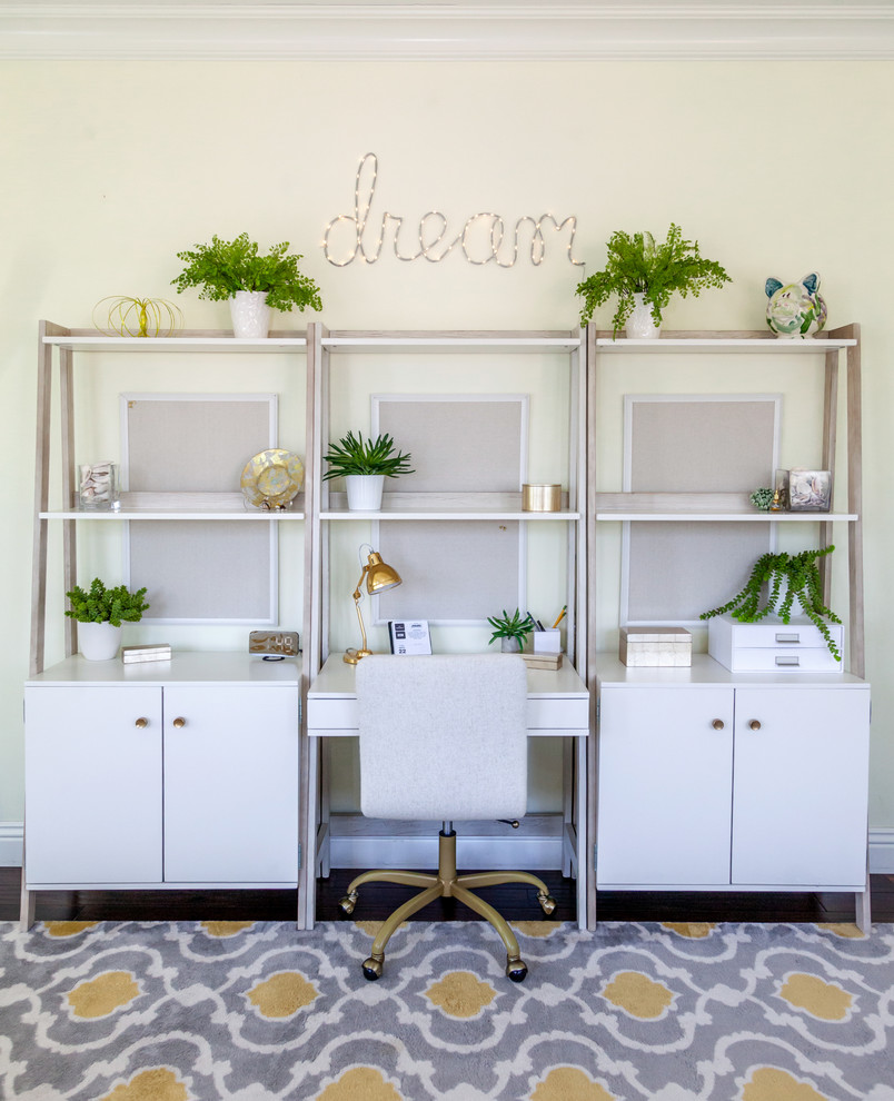 Modelo de dormitorio infantil contemporáneo, grande, con escritorio, suelo de madera oscura, suelo marrón y paredes beige