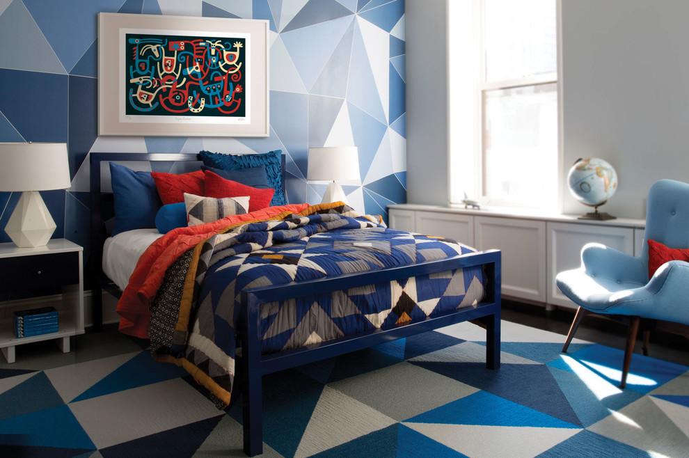 Modernes Kinderzimmer mit Schlafplatz, blauer Wandfarbe und blauem Boden in New York