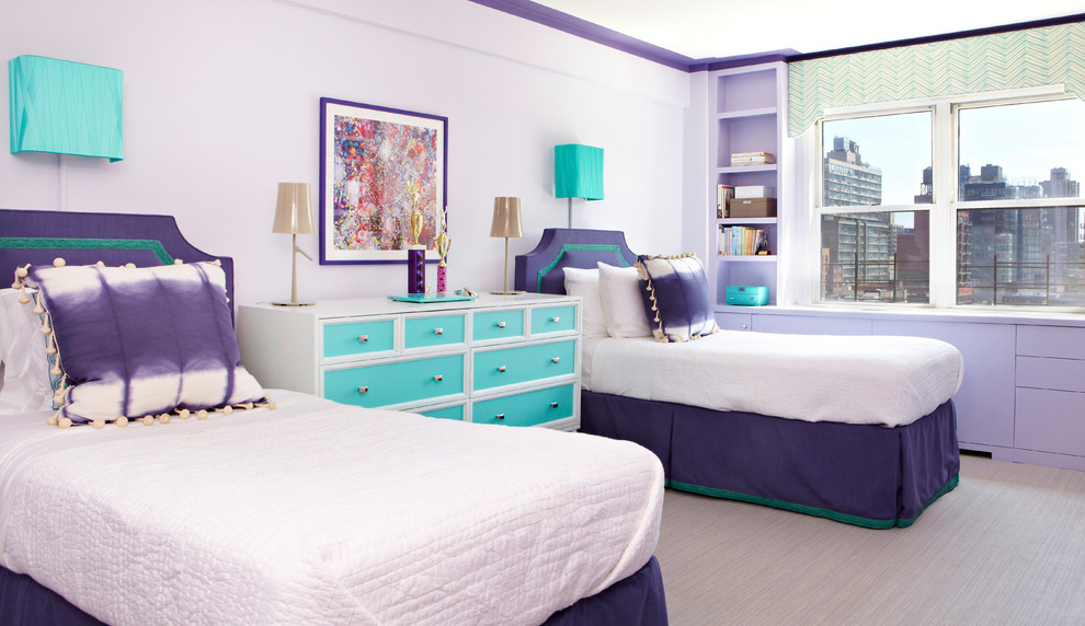 Ejemplo de dormitorio infantil minimalista con paredes púrpuras y moqueta