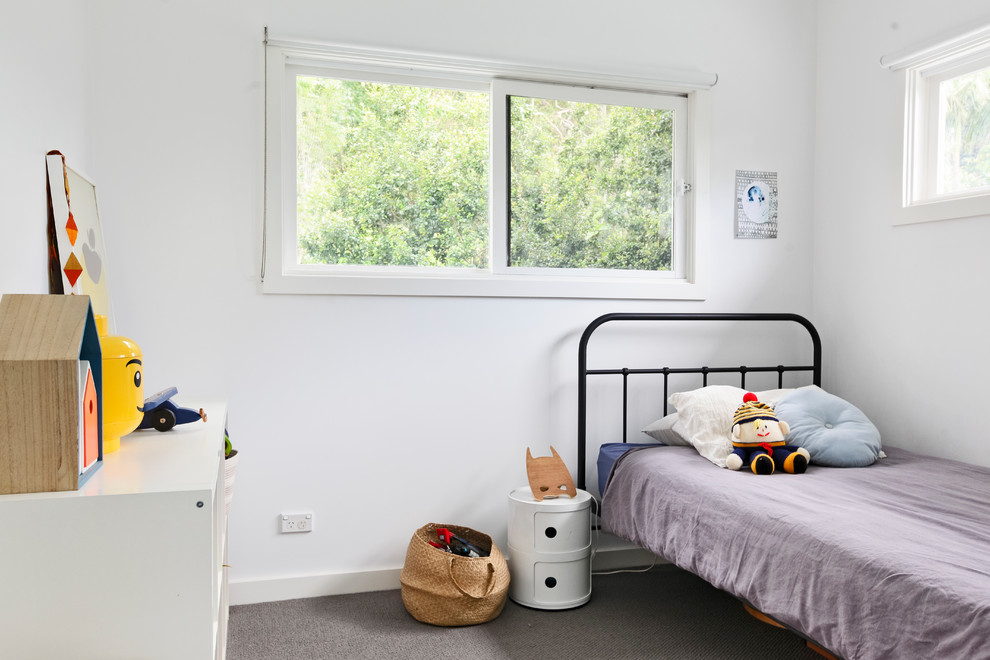 Neutrales Maritimes Kinderzimmer mit Schlafplatz, weißer Wandfarbe, Teppichboden und grauem Boden in Sydney