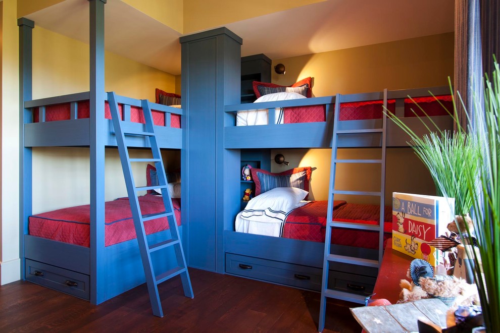 Aménagement d'une chambre d'enfant contemporaine avec un mur jaune et un lit superposé.