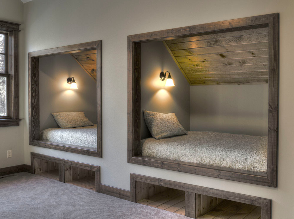 Idéer för ett rustikt könsneutralt barnrum kombinerat med sovrum, med grå väggar och heltäckningsmatta