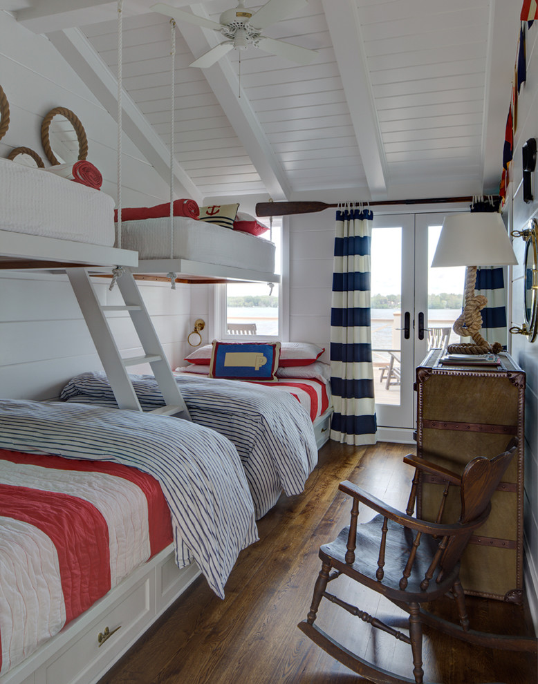 Idée de décoration pour une chambre d'enfant marine avec un lit superposé.