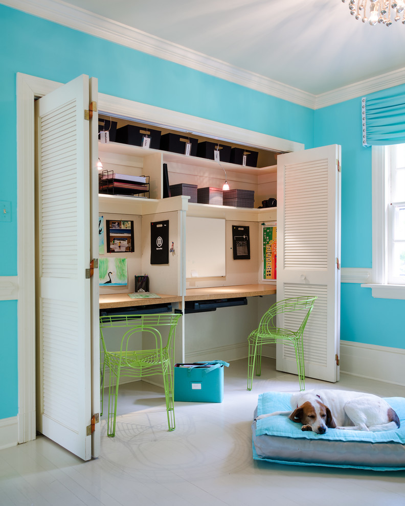 Foto di una cameretta per bambini minimal con pareti blu