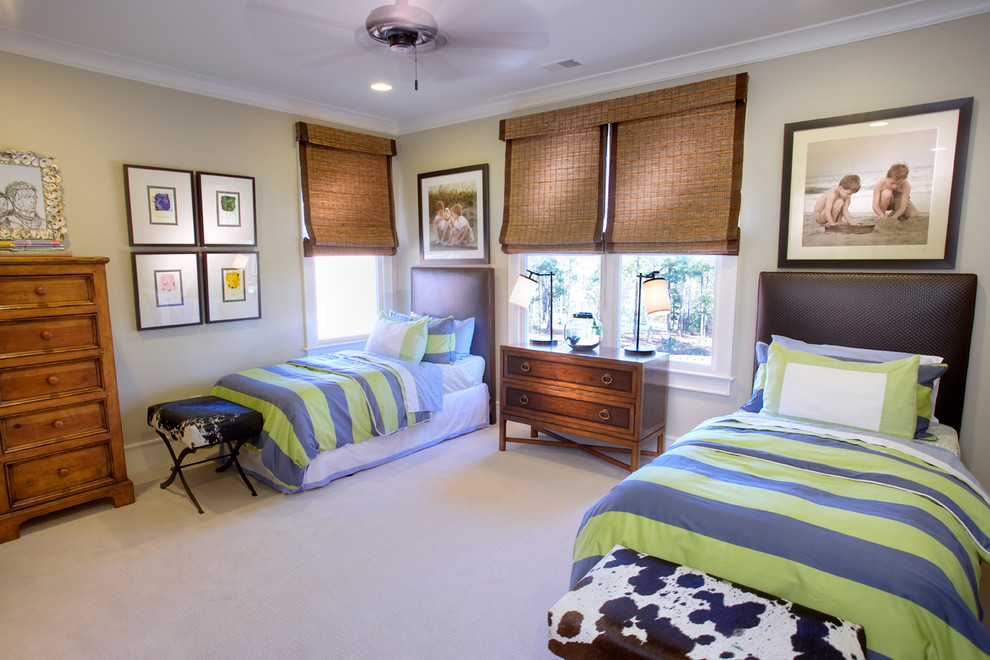 Mittelgroßes Eklektisches Kinderzimmer mit Schlafplatz, beiger Wandfarbe und Teppichboden in Charleston