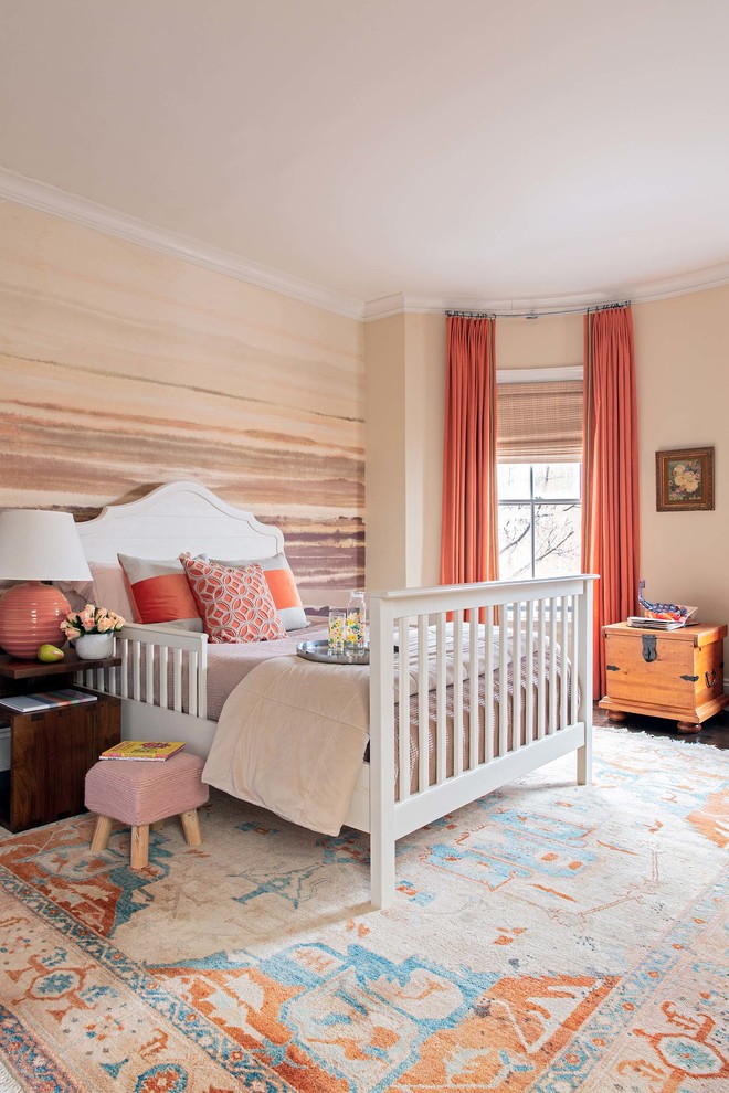 Foto på ett mellanstort vintage flickrum kombinerat med sovrum och för 4-10-åringar, med flerfärgade väggar