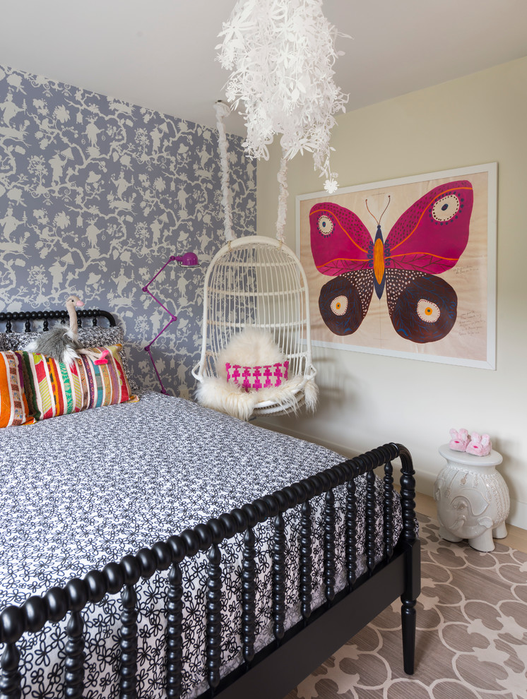Klassisk inredning av ett barnrum kombinerat med sovrum, med ljust trägolv och flerfärgade väggar