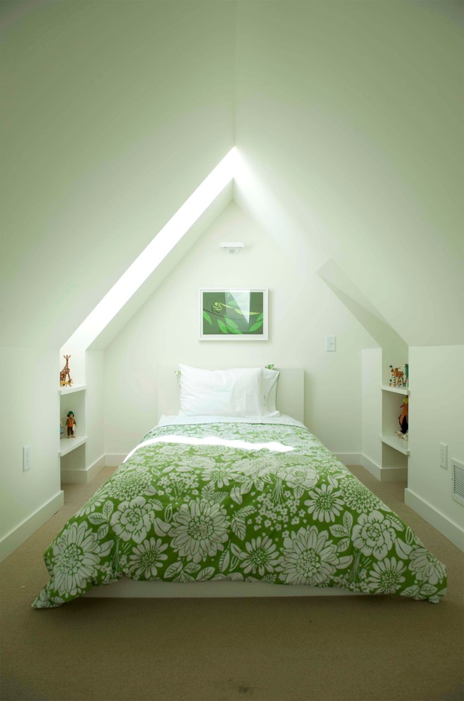 Modern inredning av ett barnrum kombinerat med sovrum, med vita väggar och heltäckningsmatta