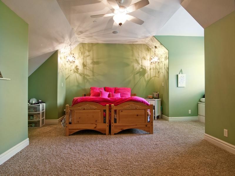 Mittelgroßes Klassisches Kinderzimmer mit Schlafplatz, grüner Wandfarbe und Teppichboden in Salt Lake City