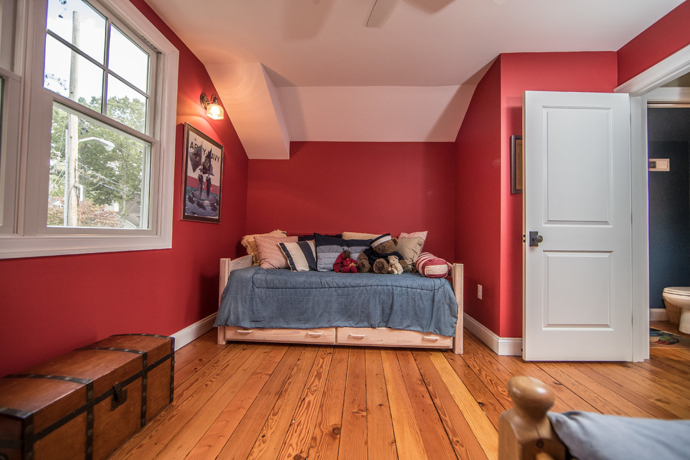Rustik inredning av ett mellanstort könsneutralt barnrum kombinerat med sovrum och för 4-10-åringar, med röda väggar, mellanmörkt trägolv och brunt golv