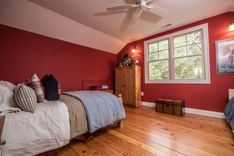Idéer för att renovera ett mellanstort rustikt könsneutralt barnrum kombinerat med sovrum och för 4-10-åringar, med röda väggar, mellanmörkt trägolv och brunt golv