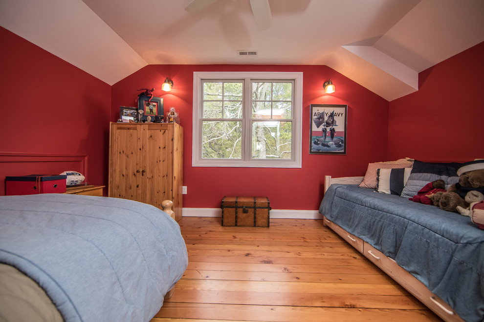 Foto på ett mellanstort rustikt könsneutralt barnrum kombinerat med sovrum och för 4-10-åringar, med röda väggar och mellanmörkt trägolv