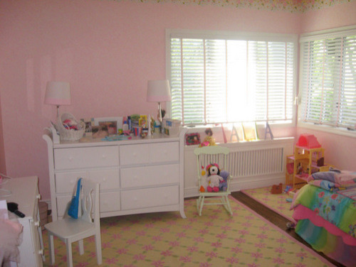 Immagine di una cameretta per bambini tradizionale di medie dimensioni con pareti rosa, parquet scuro e pavimento marrone