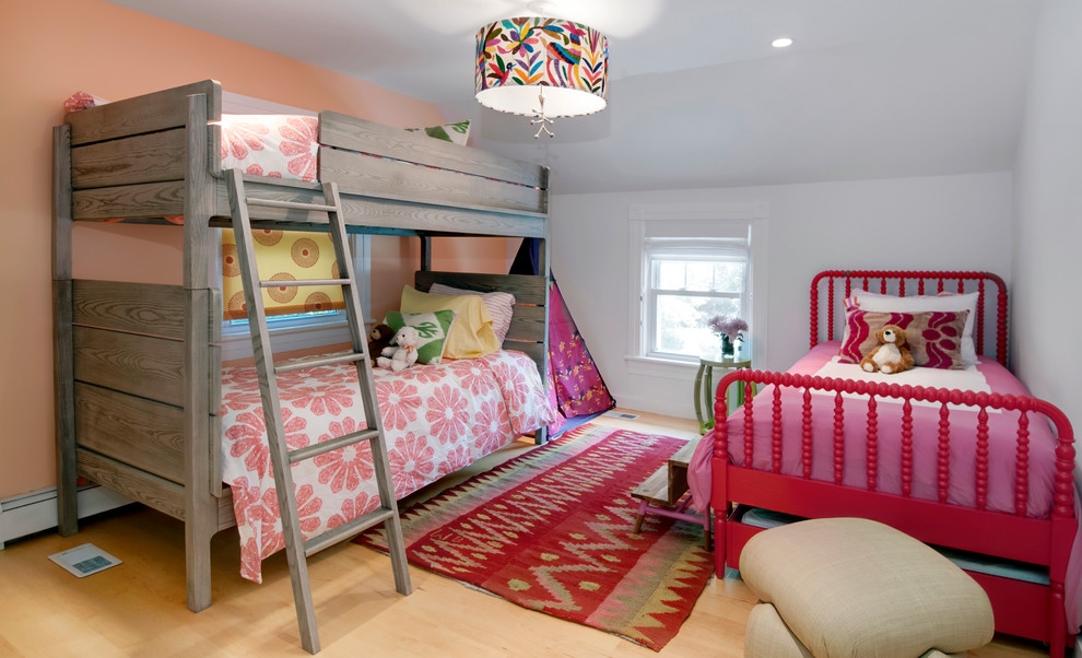 Imagen de dormitorio infantil de 4 a 10 años marinero de tamaño medio con suelo de madera clara y paredes multicolor