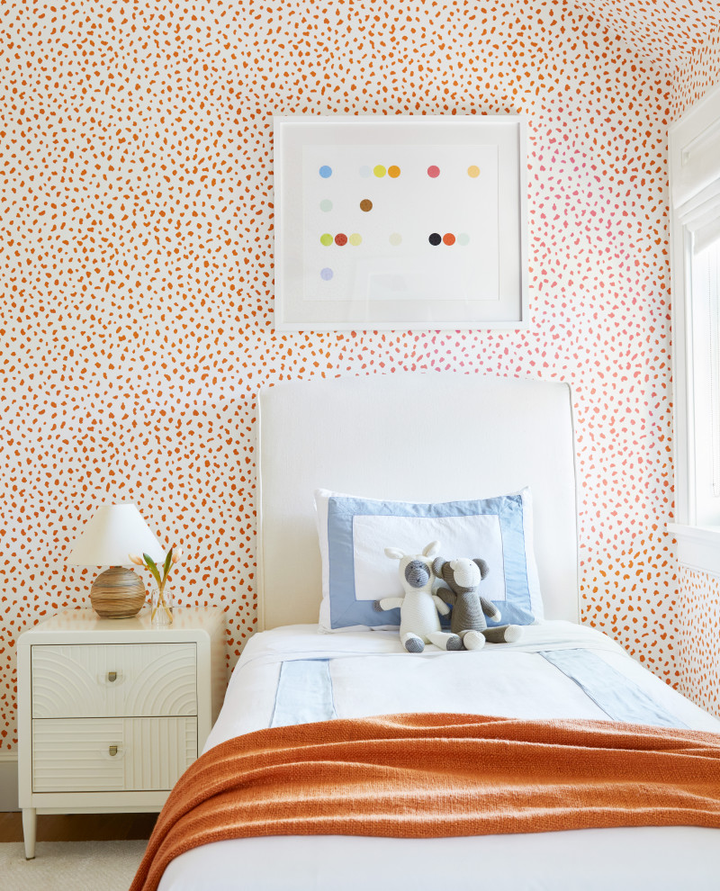 Idéer för mellanstora maritima flickrum kombinerat med sovrum och för 4-10-åringar, med orange väggar, ljust trägolv och brunt golv