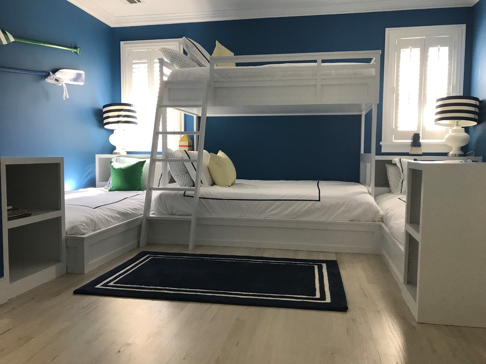 Idée de décoration pour une chambre d'enfant de 4 à 10 ans tradition de taille moyenne avec un mur bleu, parquet clair et un sol gris.