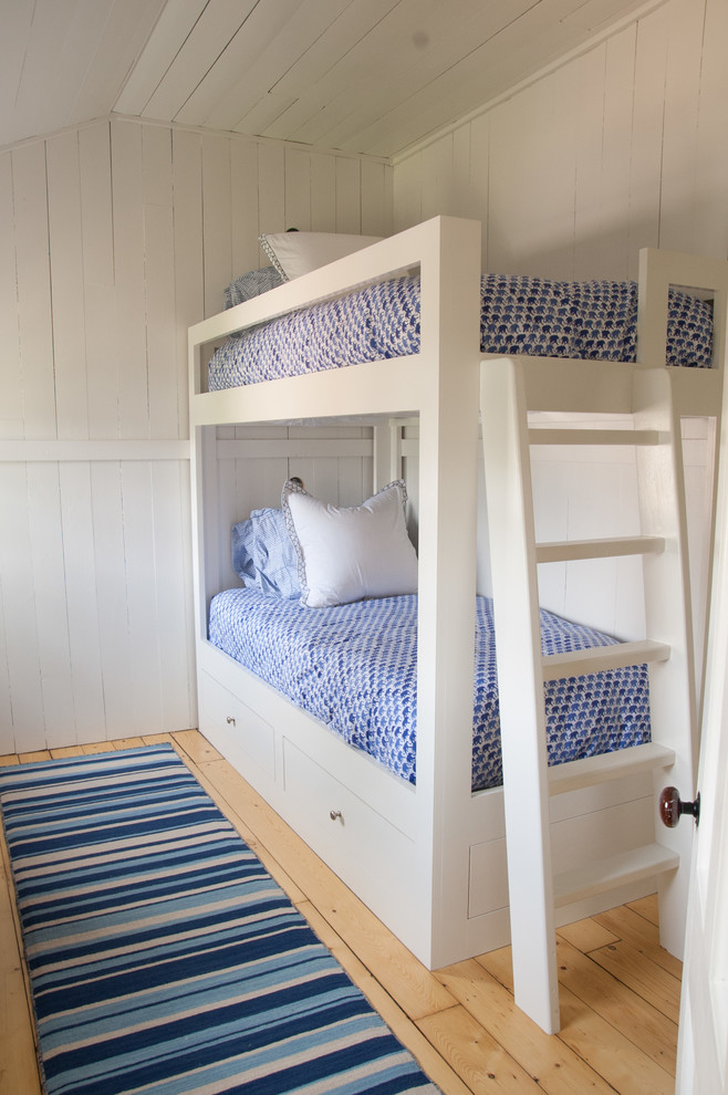 Idéer för ett stort maritimt könsneutralt barnrum kombinerat med sovrum och för 4-10-åringar, med vita väggar och ljust trägolv