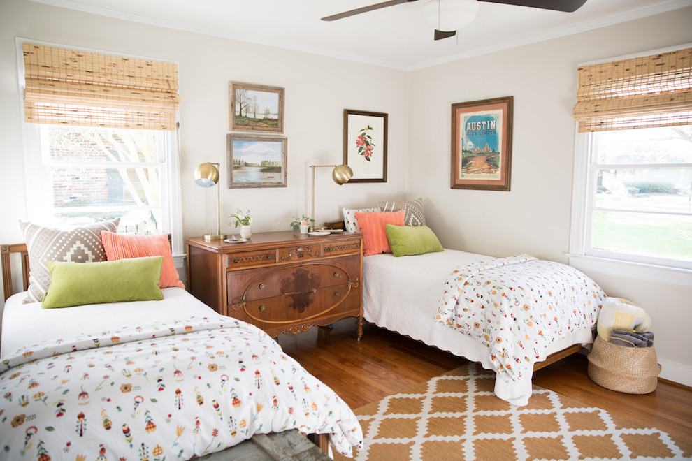 Mittelgroßes Landhaus Kinderzimmer mit Schlafplatz, grauer Wandfarbe, braunem Holzboden und braunem Boden in New Orleans