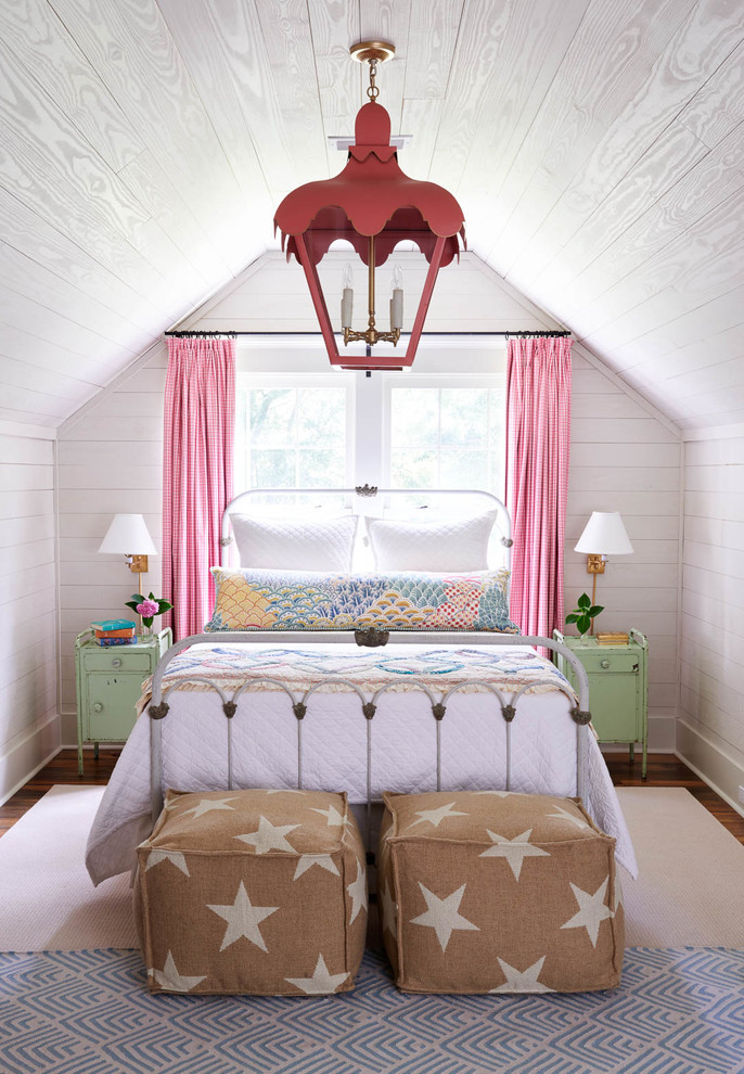 Foto di una cameretta da letto country con pareti bianche, pavimento in legno massello medio e pavimento marrone