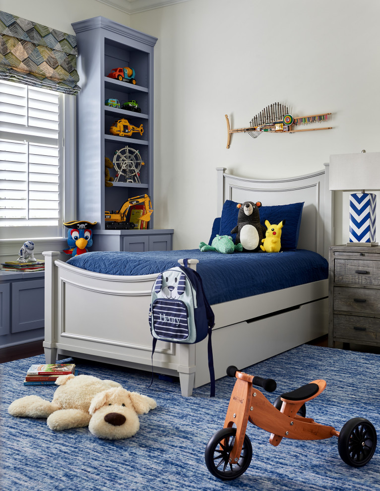 Imagen de dormitorio infantil clásico renovado con paredes blancas, suelo de madera oscura y suelo marrón