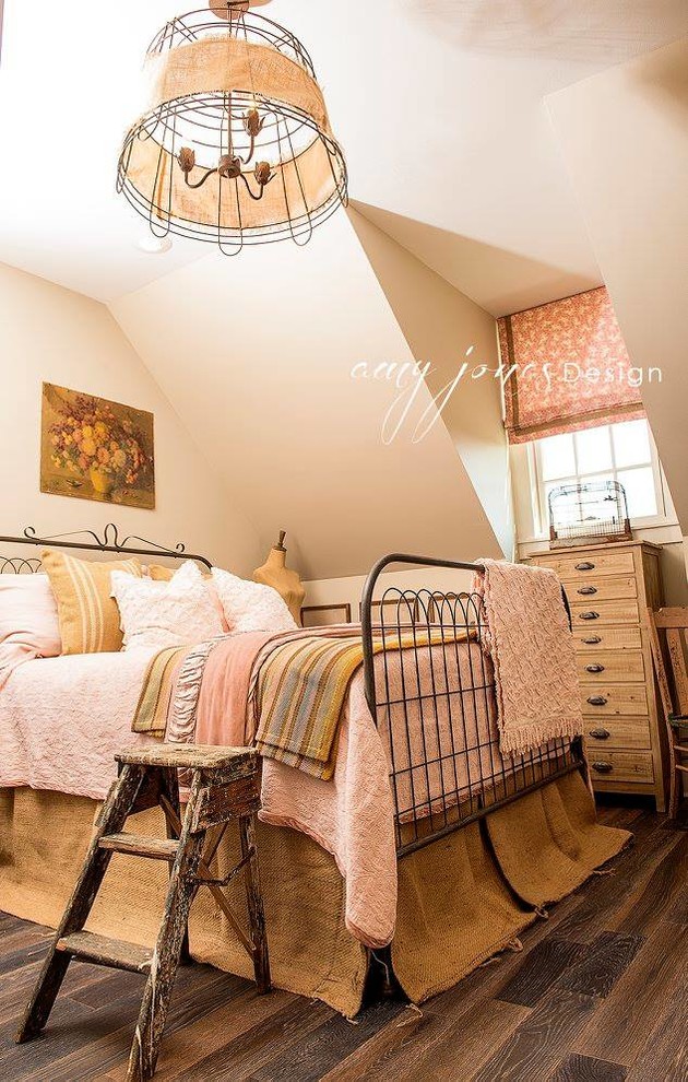 Imagen de dormitorio infantil de estilo de casa de campo de tamaño medio con paredes blancas y suelo de madera en tonos medios