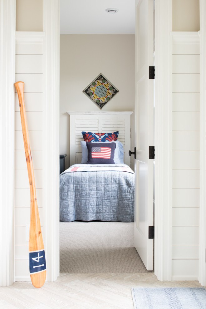 Idee per una cameretta da letto stile marino con pareti beige, moquette e pavimento beige