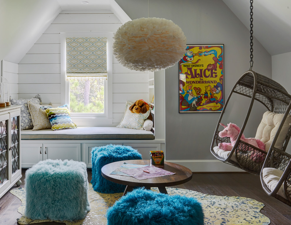 Landhausstil Mädchenzimmer mit Spielecke, grauer Wandfarbe und dunklem Holzboden in Houston