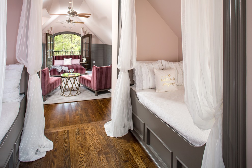 Foto på ett vintage flickrum kombinerat med sovrum, med rosa väggar och mellanmörkt trägolv