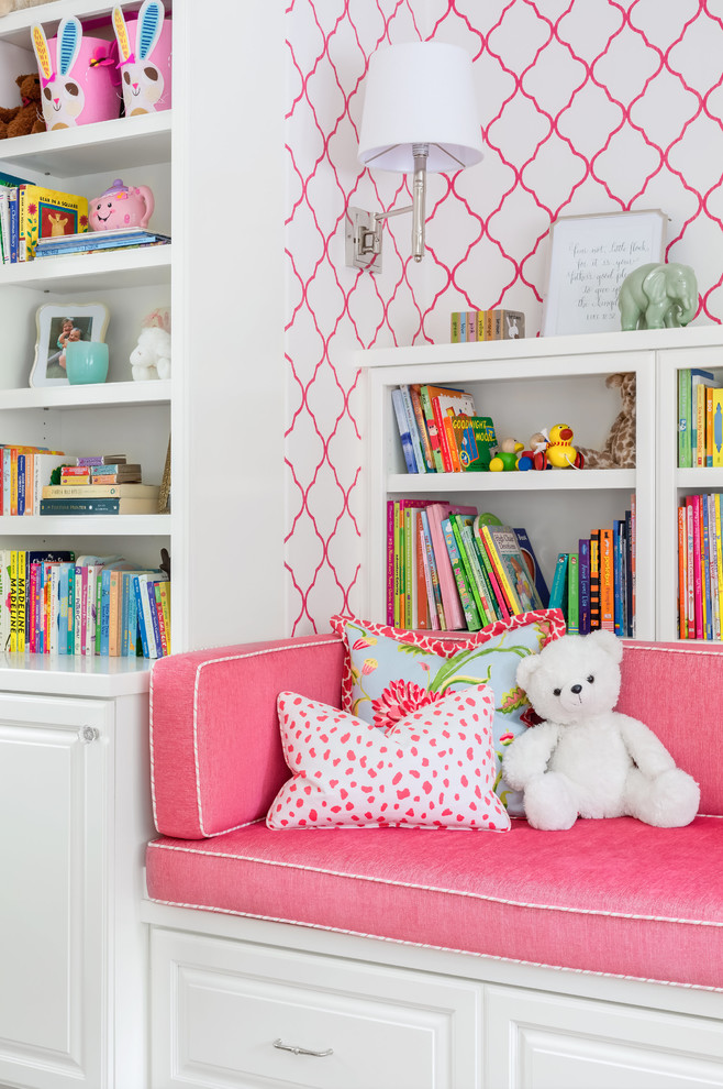 Immagine di un'ampia cameretta per bambini da 1 a 3 anni chic con pareti rosa, moquette e pavimento beige