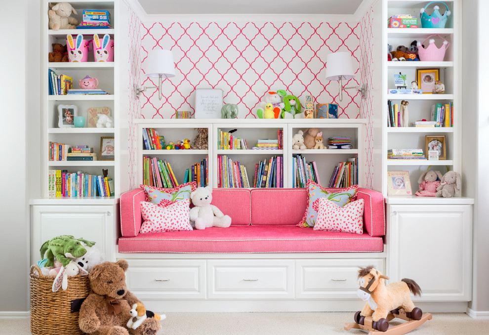 Idée de décoration pour une très grande chambre d'enfant de 1 à 3 ans tradition avec un mur gris, moquette et un sol beige.