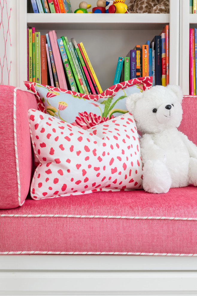 Foto di un'ampia cameretta per bambini da 1 a 3 anni chic con pareti rosa, moquette e pavimento beige