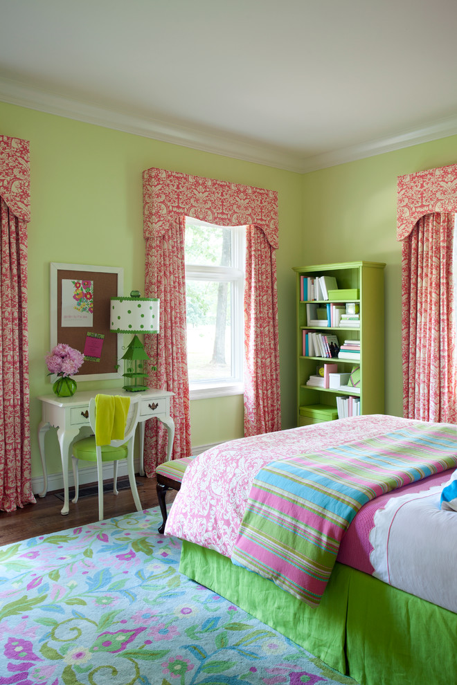 Idéer för att renovera ett mellanstort vintage barnrum kombinerat med sovrum, med gröna väggar och mellanmörkt trägolv
