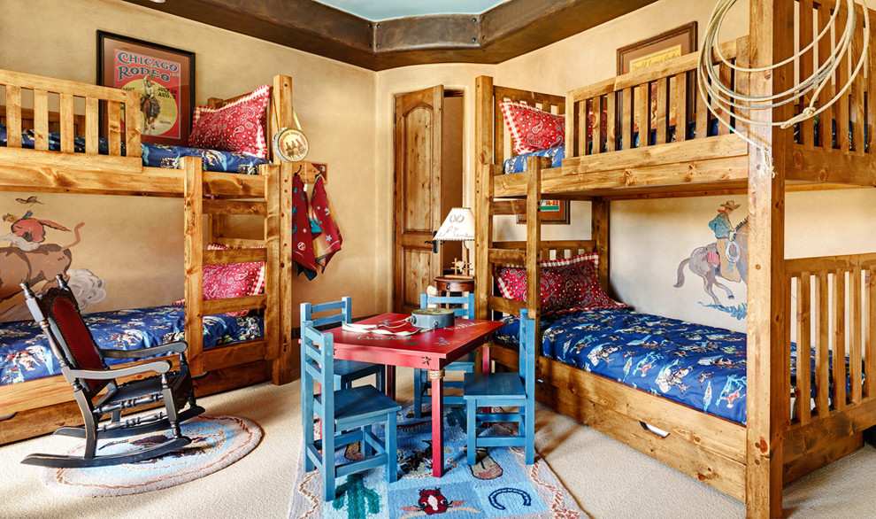 フェニックスにあるサンタフェスタイルのおしゃれな子供部屋 (ベージュの壁、カーペット敷き、児童向け、二段ベッド) の写真