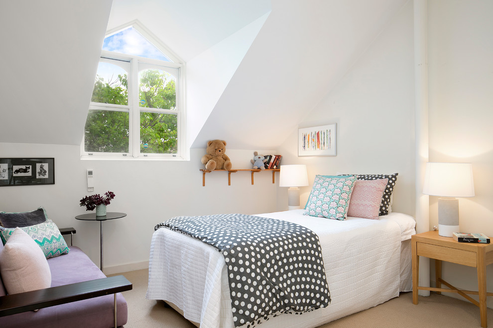 Modernes Mädchenzimmer mit weißer Wandfarbe, Teppichboden, beigem Boden und Schlafplatz in Sydney