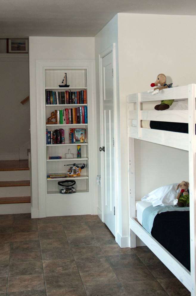 Esempio di una cameretta per bambini chic di medie dimensioni con pareti bianche e pavimento con piastrelle in ceramica