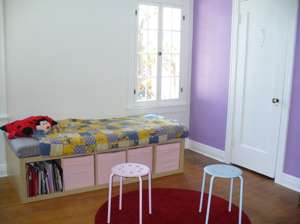 Foto di una piccola cameretta per bambini da 4 a 10 anni stile americano con pareti multicolore