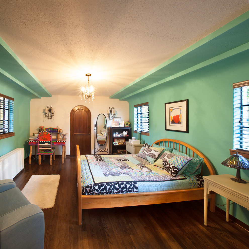 Mittelgroßes Mediterranes Kinderzimmer mit Schlafplatz, dunklem Holzboden und bunten Wänden in Seattle