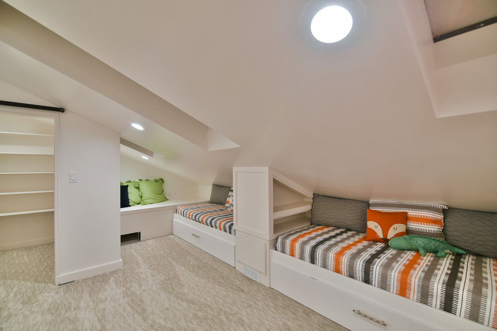 Idée de décoration pour une chambre d'enfant de 4 à 10 ans tradition de taille moyenne avec un mur blanc, moquette et un sol gris.